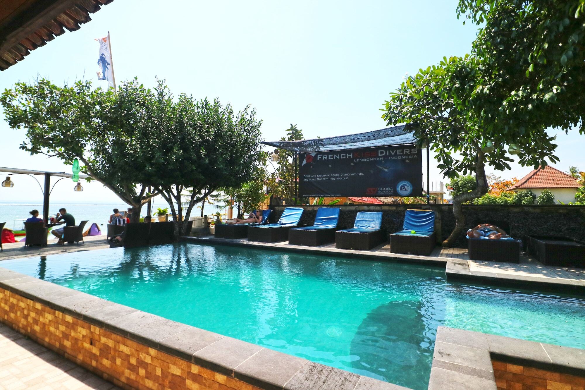 Puri Nusa Beach Hotel Batumadeg 外观 照片